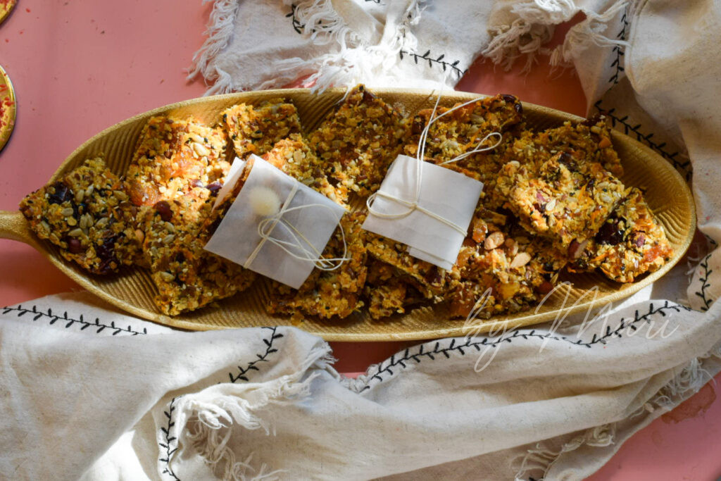 готовые энергетические батончики на столе