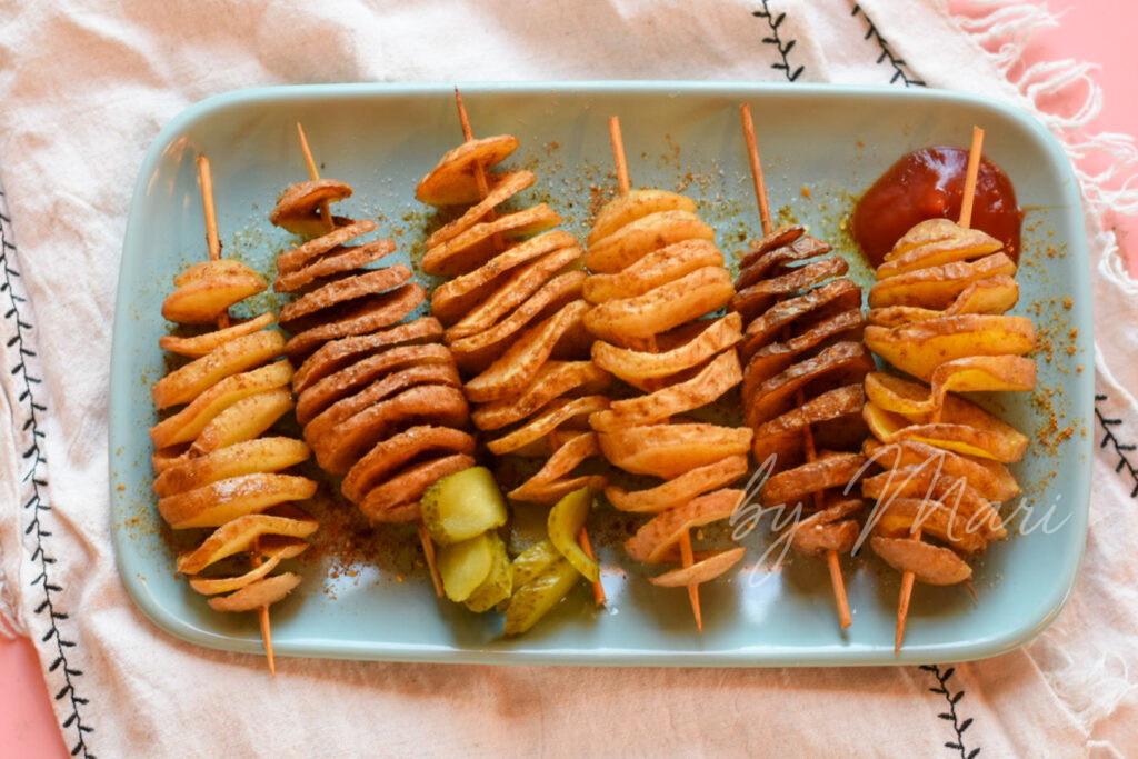 Хрустящая картошка спиралью готовая на тарелке