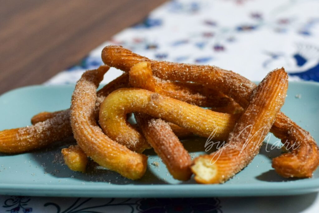 Чуррос в процессе жарки в масле