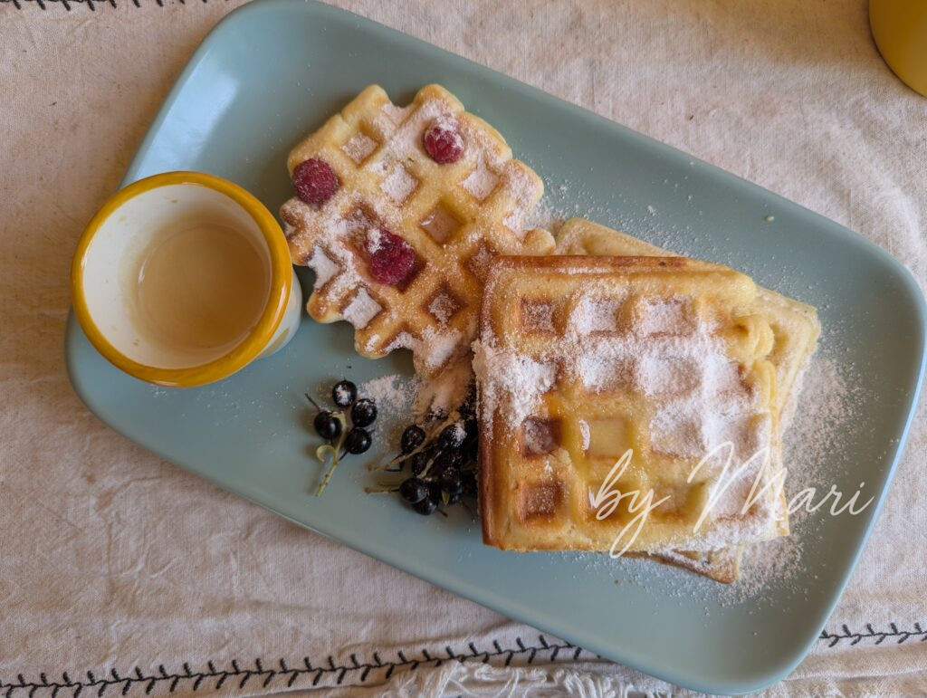 Настоящие брюссельские бельгийские вафли, приготовленные дома: золотистая корочка, воздушная структура и классическая подача с пудрой