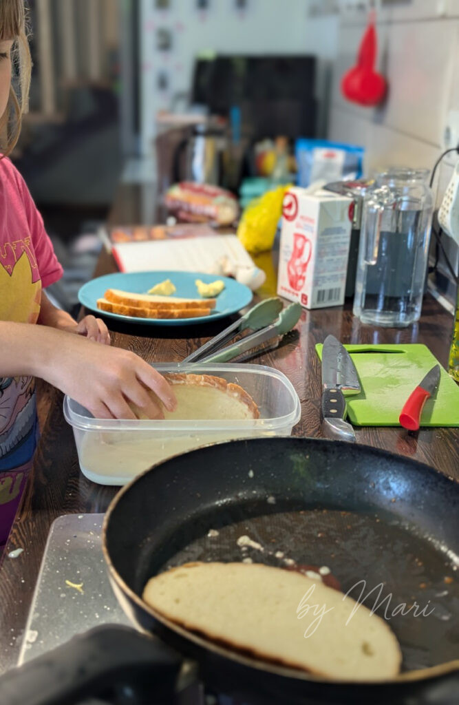 процесс приготовление гренок