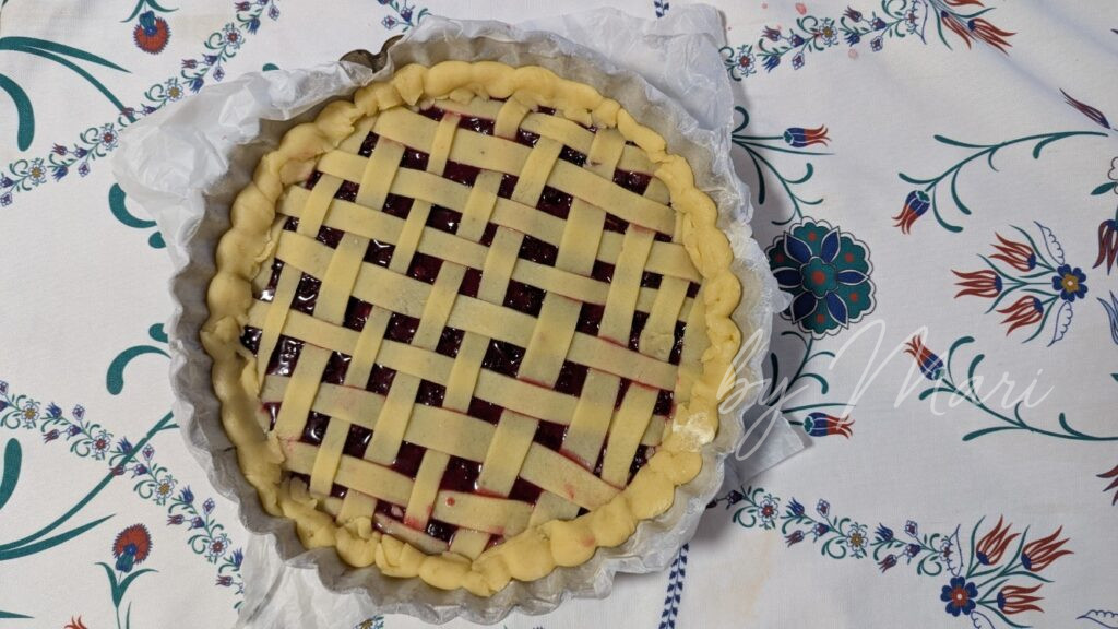 сырой пирог с черной смородиной