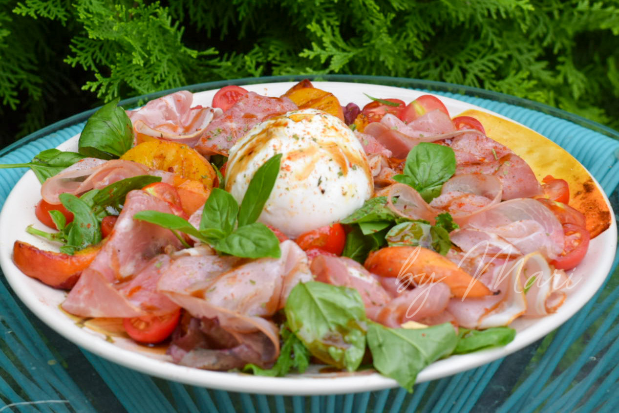 Салат с бурратой и персиками на гриле