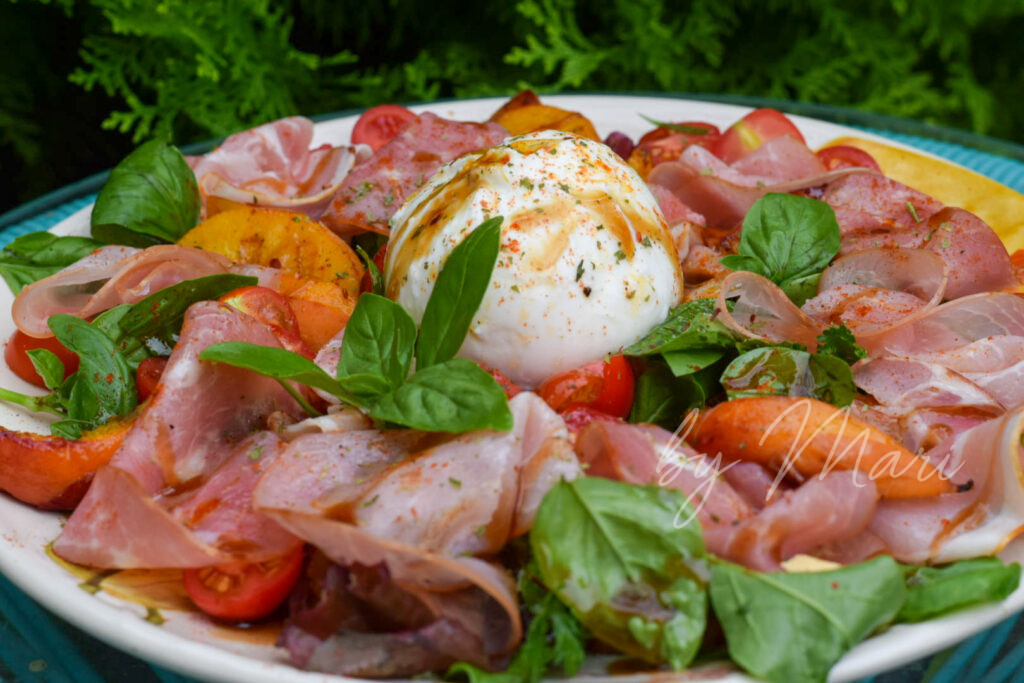 Персики на гриле для салата с бурратой