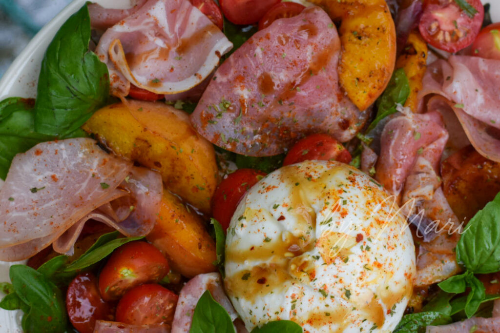 Итальянский салат с прошутто и бурратой