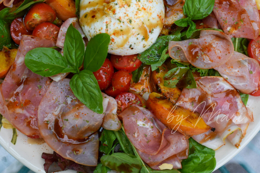 летний салат с персиком