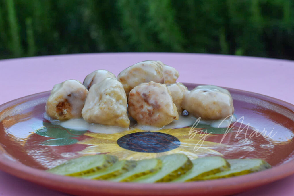 фрикадельки с соусом и соленым огурцом