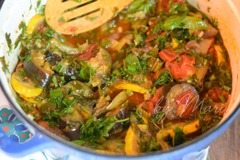 овощное рагу с зеленью в кастрюле