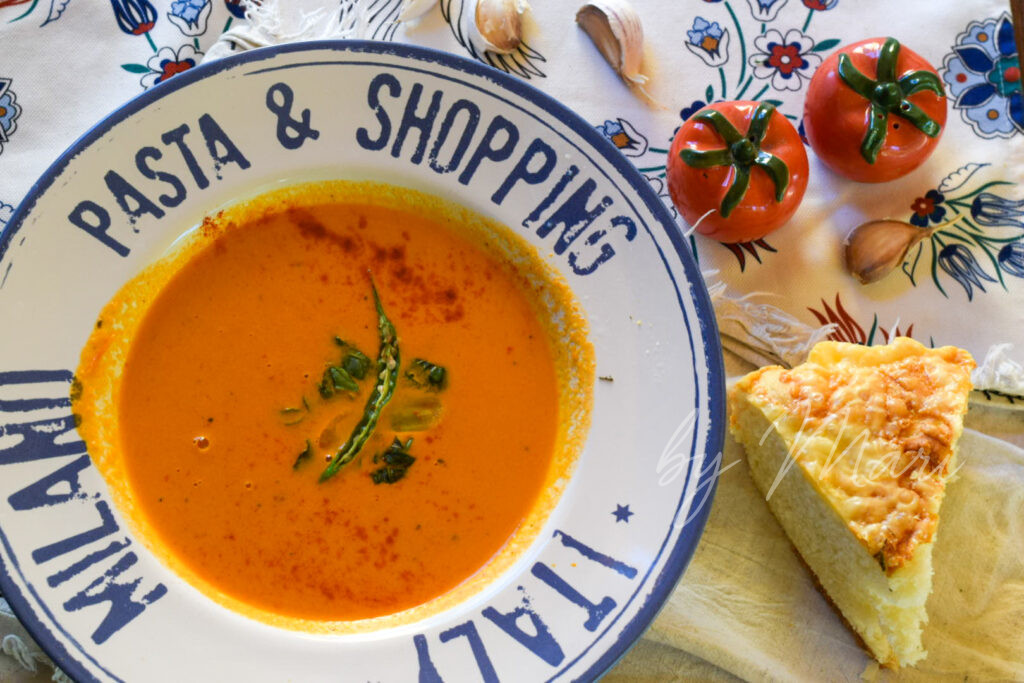 сливочный томатный суп и домашний хлеб с сыром