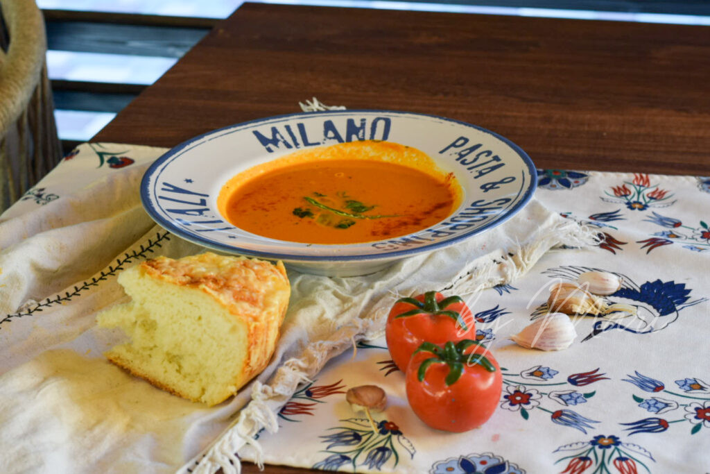 томатный суп со сливкамии чесночным хлебом