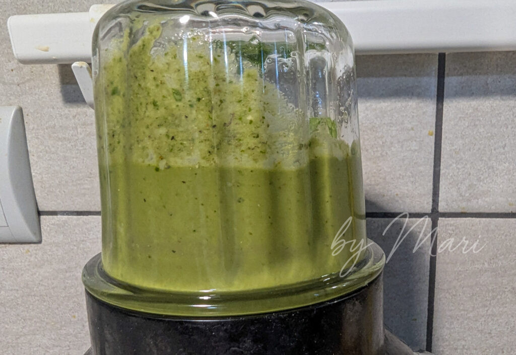Соус песто из базилика, чеснока, орехов и пармезана в блендере