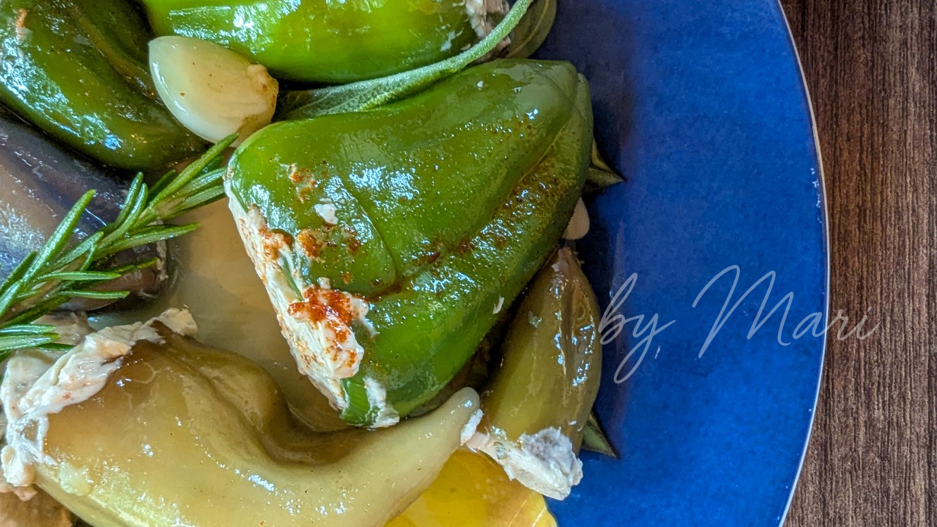 фарширование перчиков творожным сыром на тарелке от мари