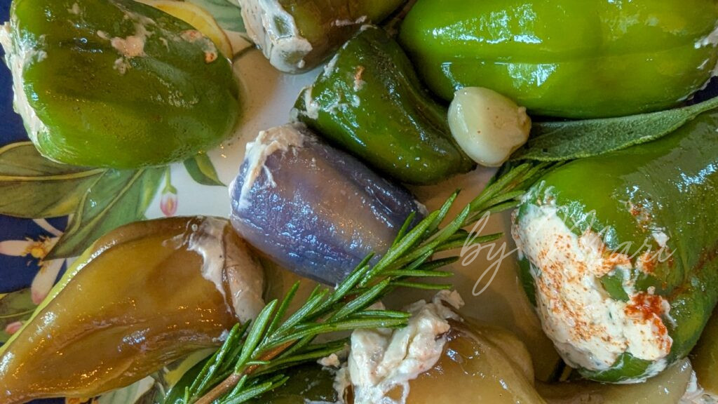 фарширование перчиков творожным сыром на тарелке