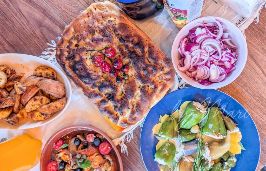 стол с блюдами и запеченым перцем