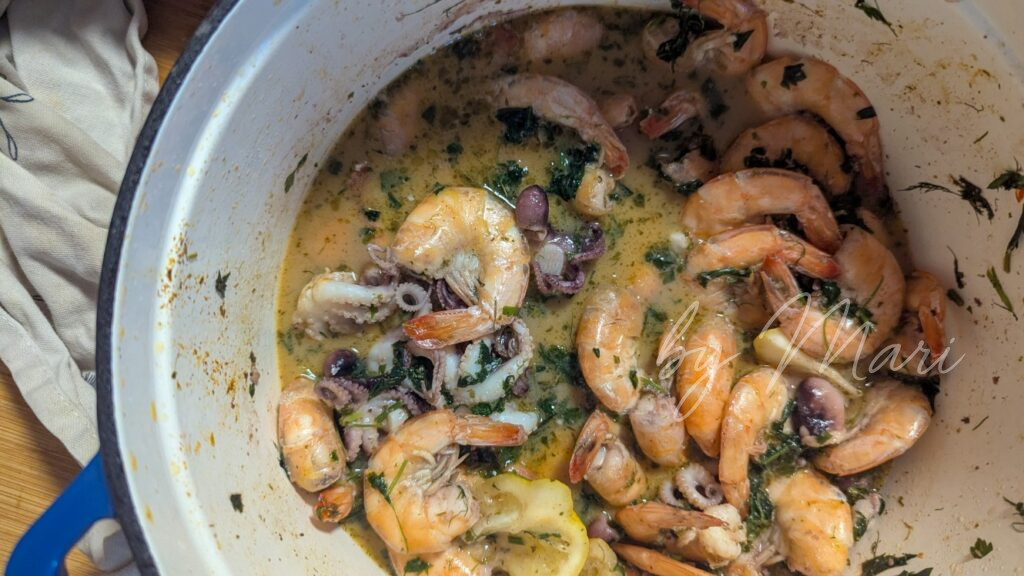 Креветки и осьминог с чесноком и картошкой на праздничном столе