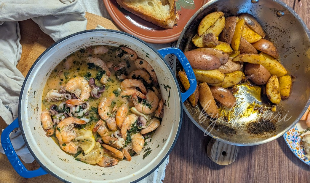 Праздничное блюдо: креветки и осьминог с чесноком и картошкой