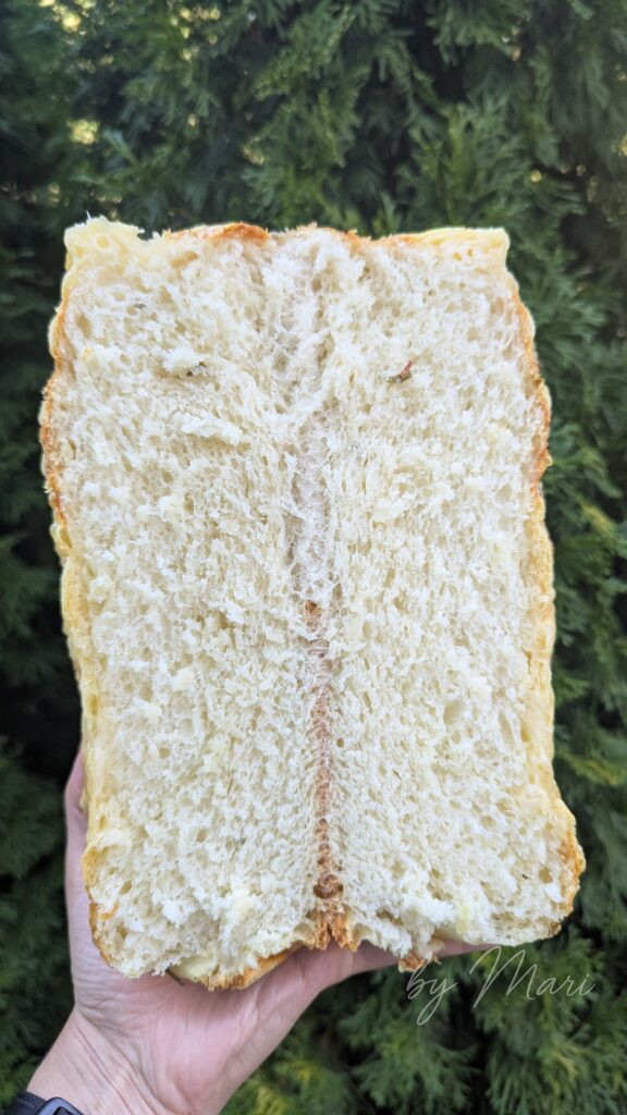 хлеб чесночный с сыром в разрезе