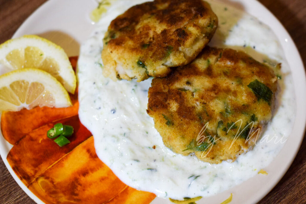 Подача рыбных котлет с соусом