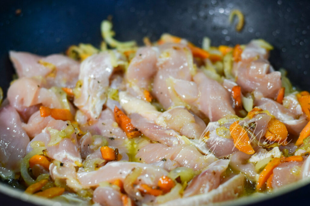 Куриное филе обжаривается с овощами