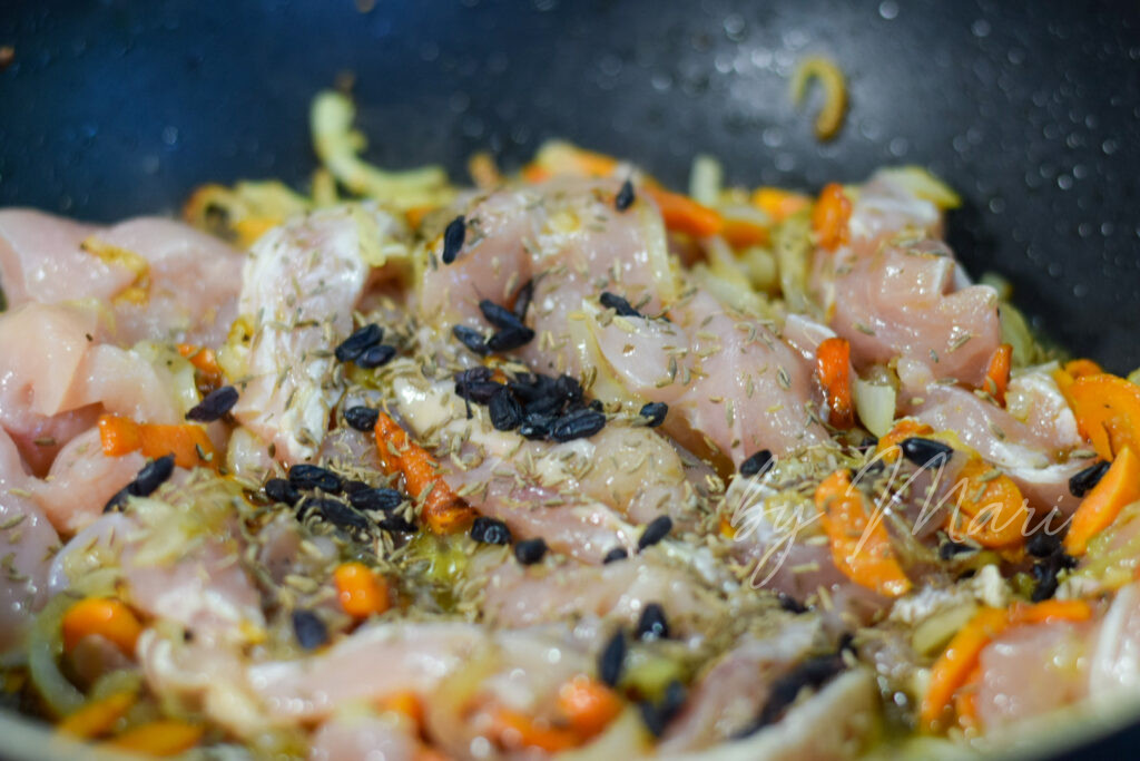 Добавление специи в плов из куриного филе