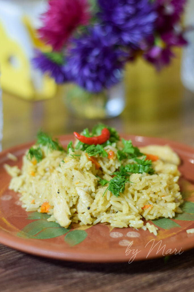 Готовый плов из куриного филе на тарелке