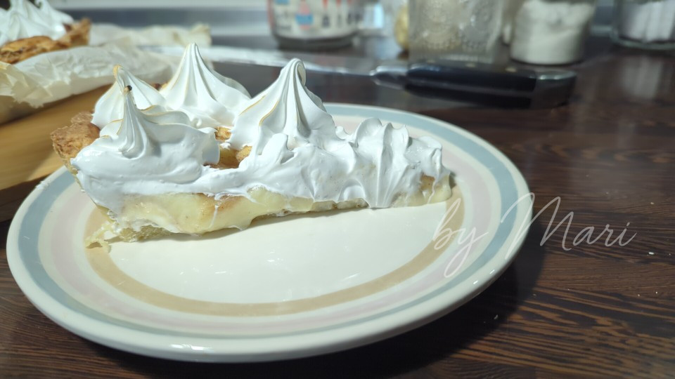 пирог яблочный на. тарелке