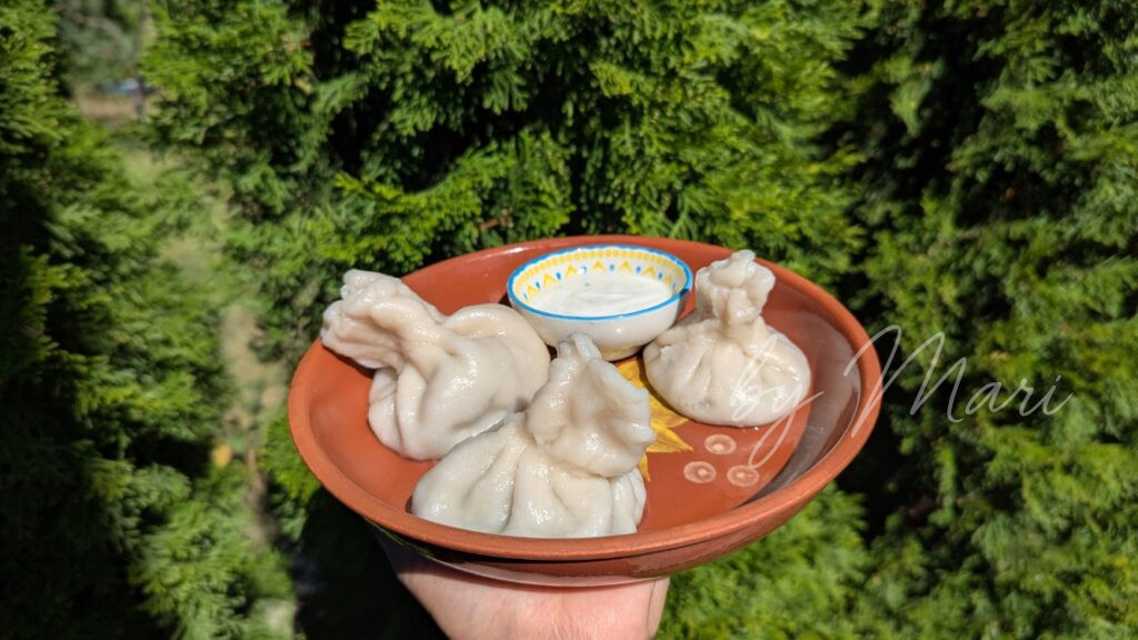 хинкали на тарелки с соусом