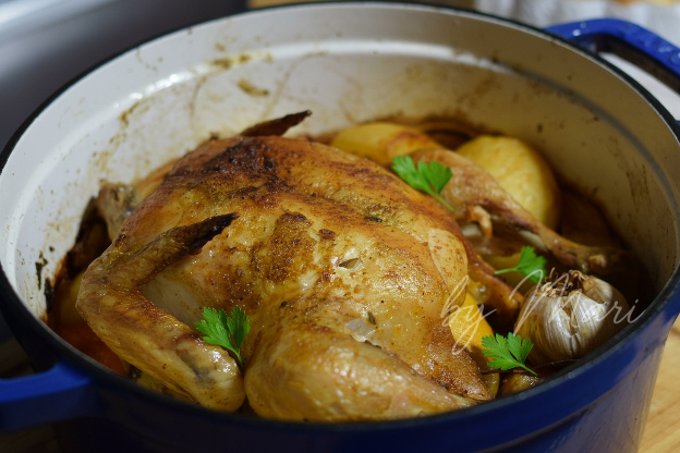 курица в чугунной кастрюле