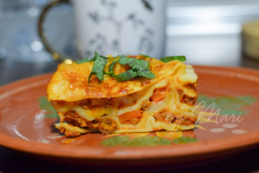 Готовая классическая лазанья с мясным соусом и соусом бешамель, золотистая корочка