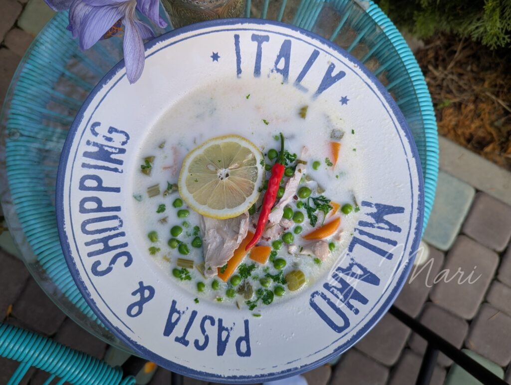 Домашний куриный суп с морковью, сельдереем и зелёным горошком