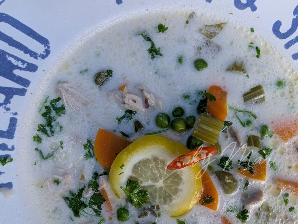 Лёгкий куриный суп с рисом, сливками и овощами