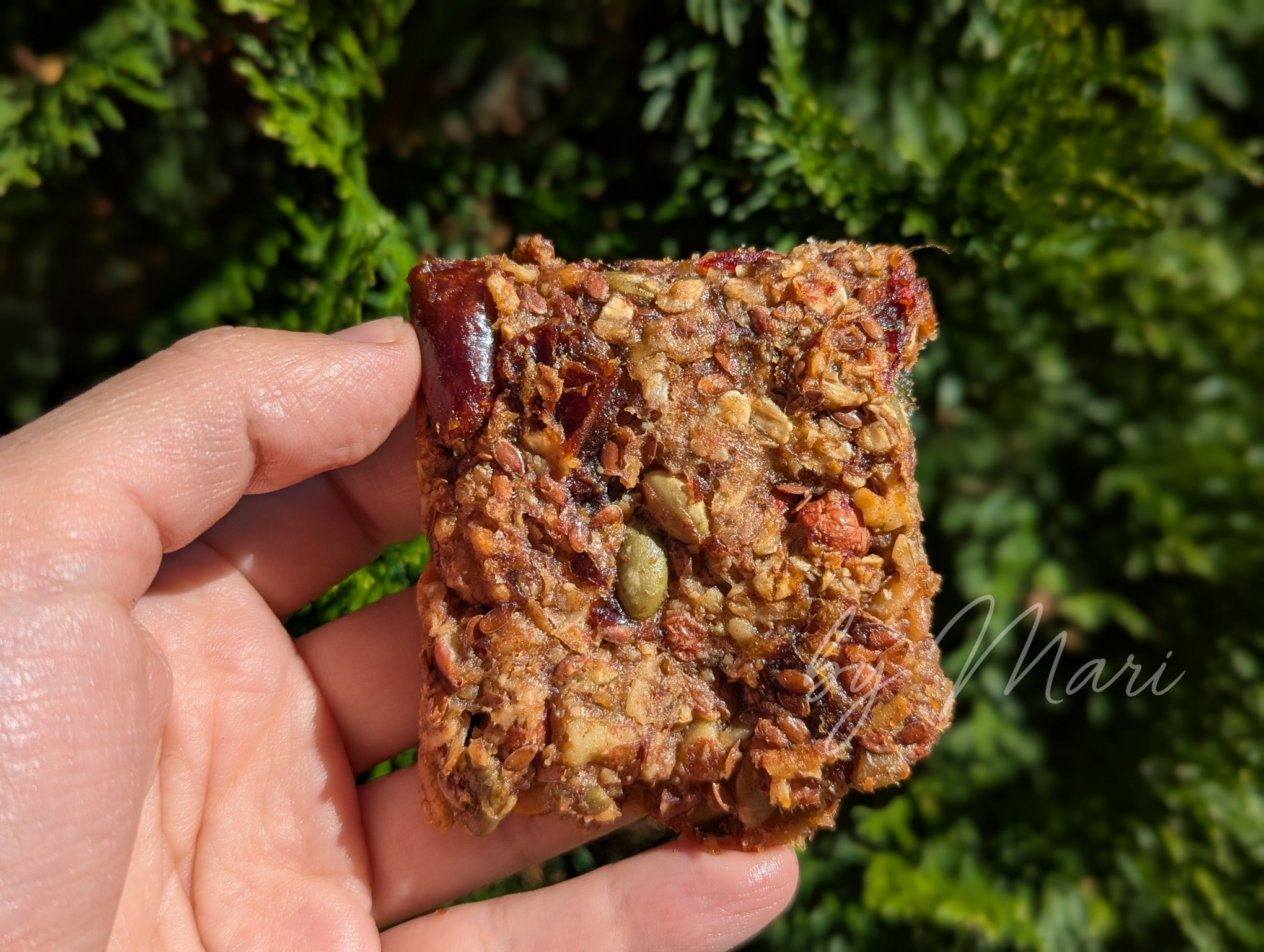 Запечённые батончики с финиками, бананом, мёдом и орехами на пергаментной бумаге