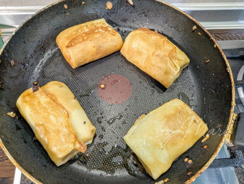 блины с мясом на сковороде