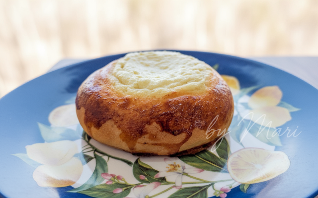 Домашние ватрушки с творогом на столе