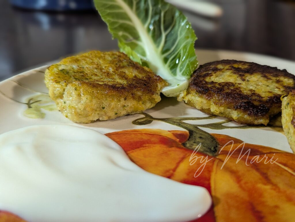 Подача котлет с йогуртовым соусом