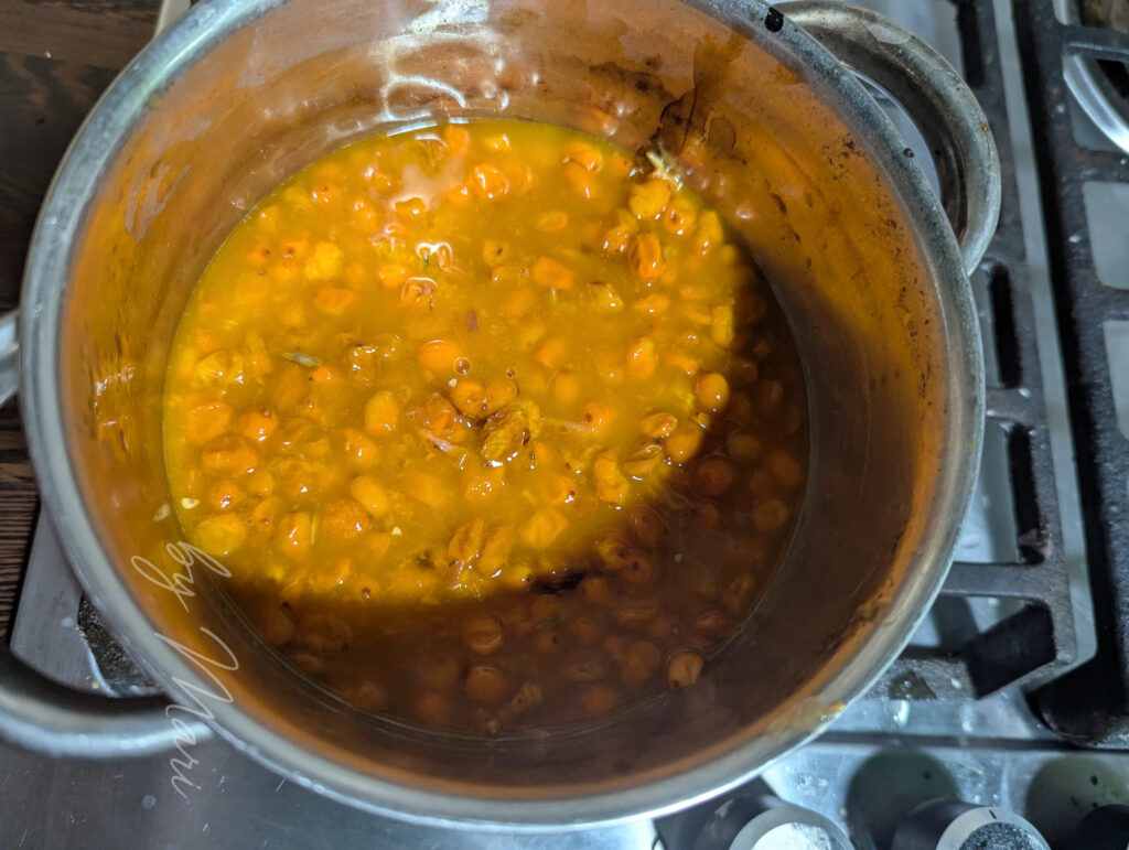 варка облепихи с имбирём в кастрюле