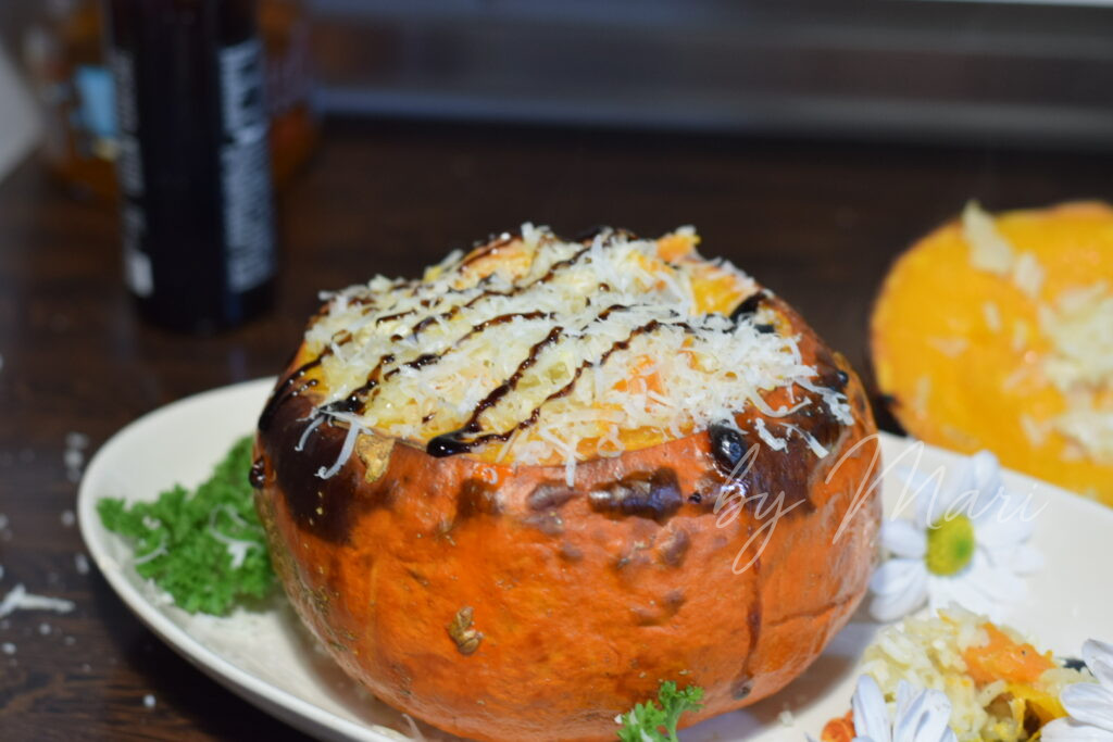 подача тыквы, запечённой с рисом и курицей, на праздничный стол