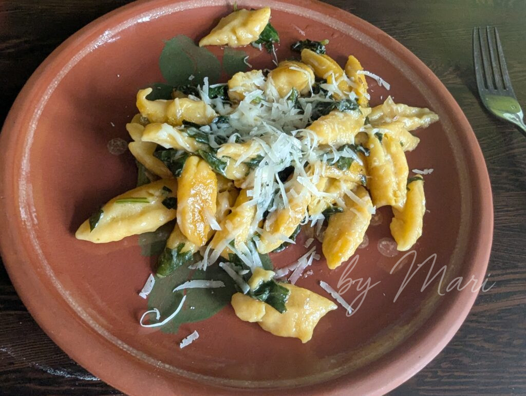 Домашняя паста с тыквенным соусом и шпинатом