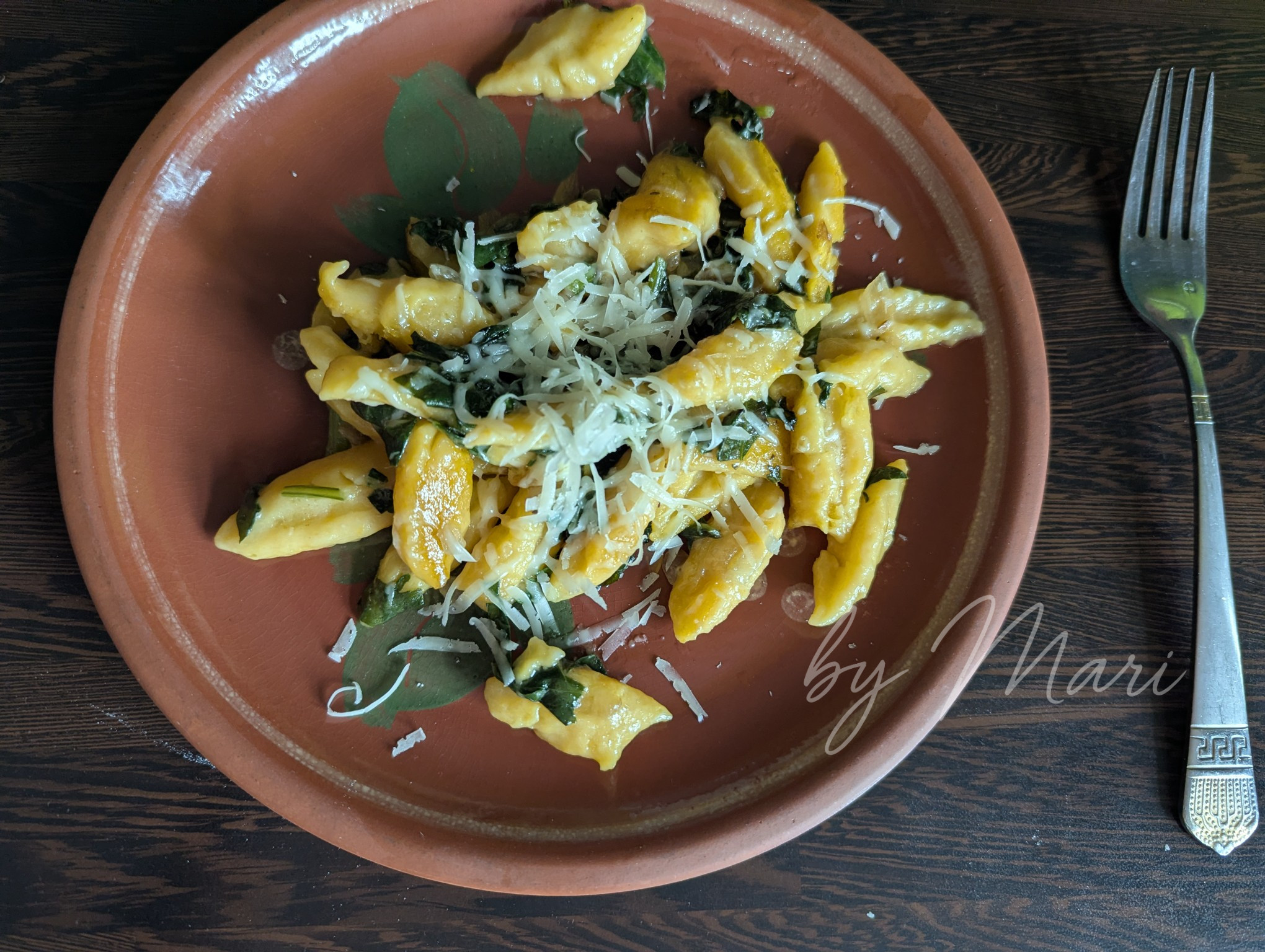 Паста с тыквой и шпинатом на тарелке